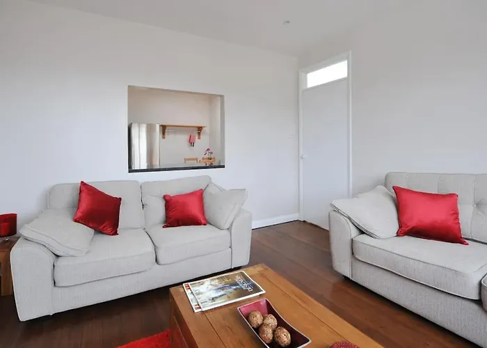 Spacious Apartment Central Bath
