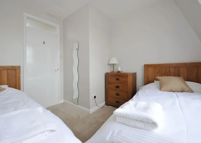 Spacious Apartment Central Bath